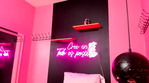 Snapshot of juliethcruz chatting on February 2, 6:39 pm online show from February 2, 6:39 pm