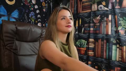 Snapshot of julietta__jackson chatting on December 12, 7:48 pm Julietta Jackson online show from December 12, 7:48 pm