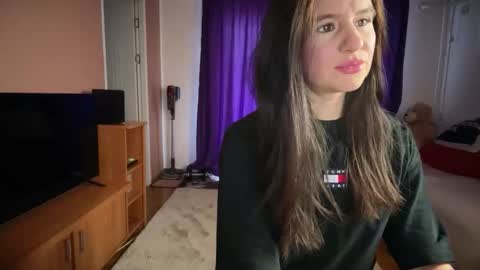 Snapshot of julietterosie chatting on March 4, 9:37 am Rose online show from March 4, 9:37 am