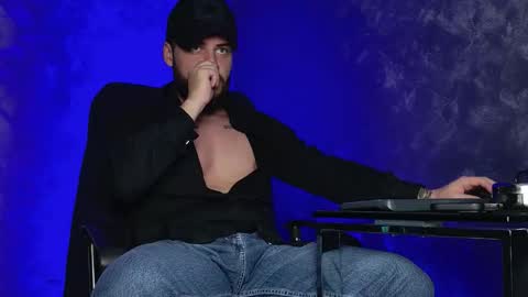 JULiUS   online show from December 21, 8:05 pm