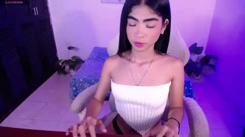 Snapshot of jully_dreams chatting on April 18, 6:23 pm July online show from April 18, 6:23 pm