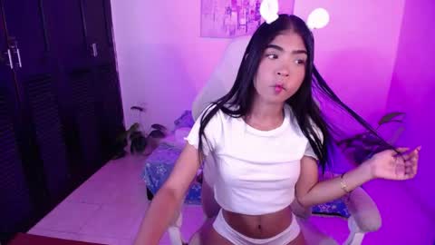 Snapshot of jully_dreams chatting on May 1, 6:34 pm July online show from May 1, 6:34 pm