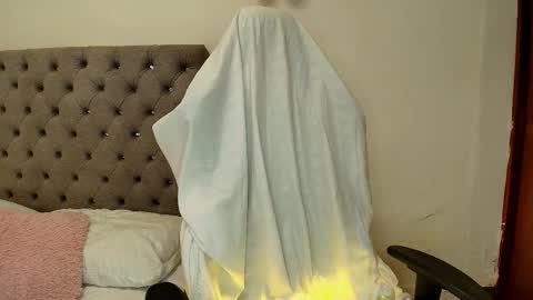 Snapshot of just_isa chatting on March 4, 2:45 pm Isa y Luci online show from March 4, 2:45 pm