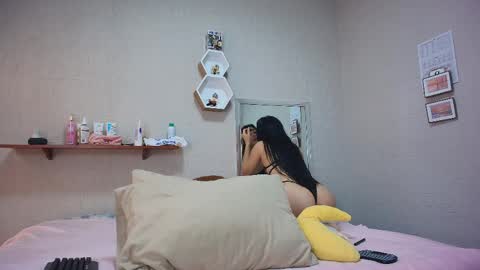 Snapshot of just_isa chatting on May 30, 4:15 pm Isa y Luci online show from May 30, 4:15 pm