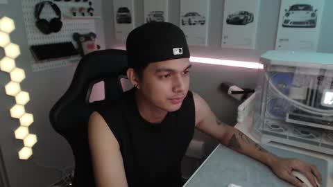 Snapshot of justagamerxxx chatting on November 16, 10:43 am Rhys online show from November 16, 10:43 am