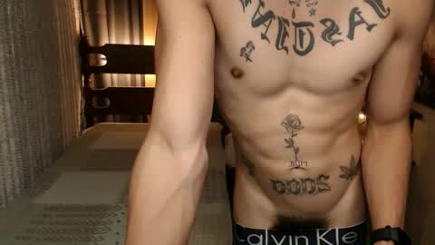 justine_hunk online show from February 19, 8:33 am