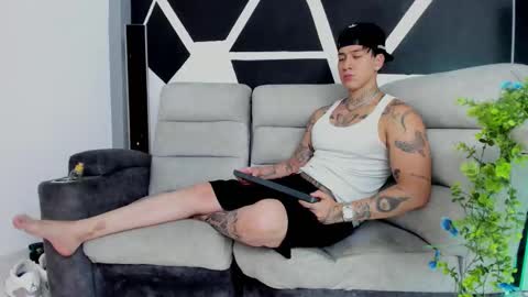 justinfuller_31 online show from November 2, 9:06 pm