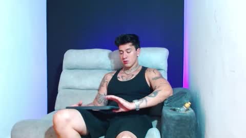 justinfuller_31 online show from February 2, 2:32 am