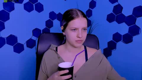 kaela_spell_ online show from March 26, 9:48 am