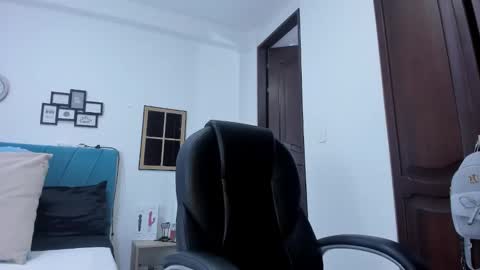 Kamilalopez online show from October 6, 9:45 pm