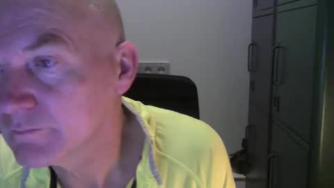 Robbie online show from December 2, 6:30 am