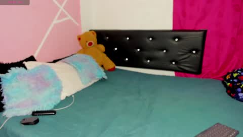 Snapshot of karholine20 chatting on August 8, 6:37 am Caro online show from August 8, 6:37 am