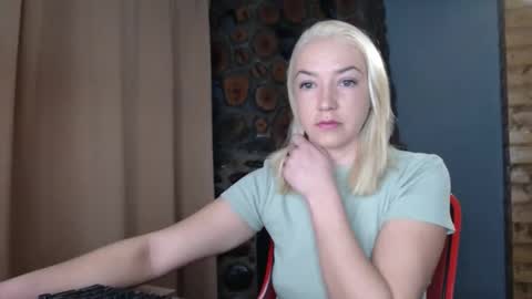 Snapshot of karina_fun chatting on December 17, 3:56 am karina online show from December 17, 3:56 am