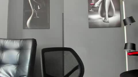   online show from November 24, 5:45 pm