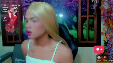 Snapshot of karol_vanessa__ chatting on April 15, 11:17 am karol Vanessa online show from April 15, 11:17 am