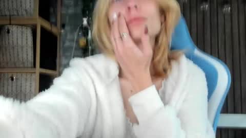 karoline121 online show from September 28, 4:40 am