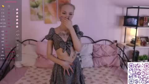Snapshot of karoline__whitee chatting on June 5, 10:15 pm Karoline online show from June 5, 10:15 pm