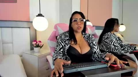 karolwest_ online show from November 1, 12:40 pm