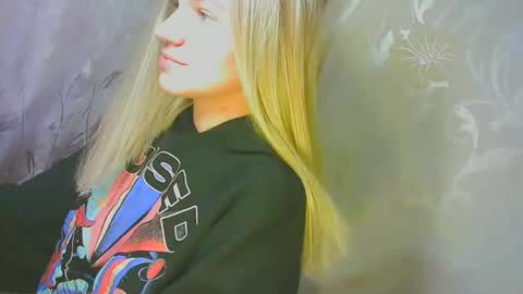 Snapshot of karolynafox chatting on September 25, 10:52 am Caroline Fox online show from September 25, 10:52 am