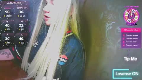 Snapshot of karolynafox chatting on February 11, 12:10 pm Caroline Fox online show from February 11, 12:10 pm