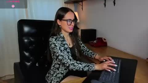 Snapshot of kate_thompson_ chatting on June 17, 11:12 am Kathe online show from June 17, 11:12 am
