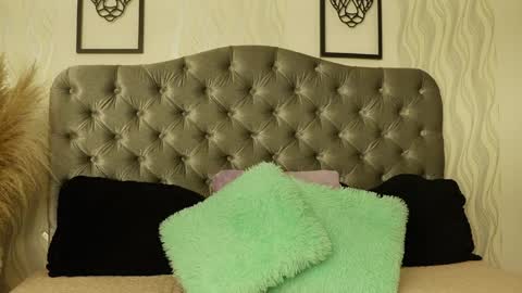 kathh_latorre online show from April 8, 1:33 pm