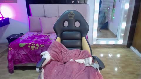 Snapshot of katia_pretty_ chatting on February 14, 4:04 pm katia_pretty_ online show from February 14, 4:04 pm