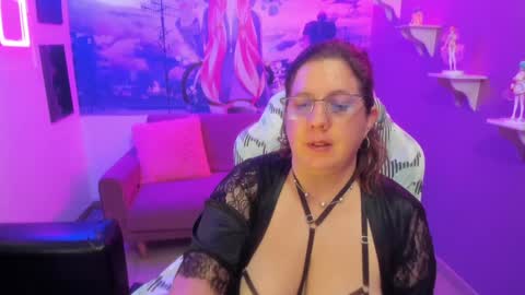 Snapshot of katiee_jones_ chatting on December 6, 3:55 pm Katherine online show from December 6, 3:55 pm