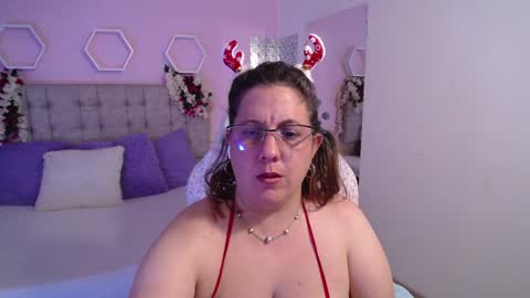 Snapshot of katiee_jones_ chatting on December 19, 4:35 pm Katherine online show from December 19, 4:35 pm