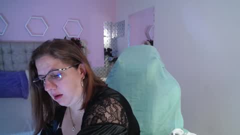 Snapshot of katiee_jones_ chatting on December 31, 12:04 pm Katherine online show from December 31, 12:04 pm
