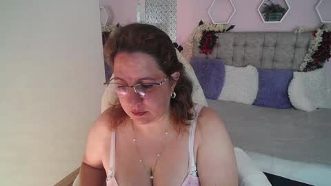 Snapshot of katiee_jones_ chatting on February 7, 12:39 pm Katherine online show from February 7, 12:39 pm