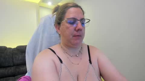 Snapshot of katiee_jones_ chatting on September 10, 1:00 pm Katherine online show from September 10, 1:00 pm