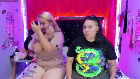 Snapshot of katieeandsharon chatting on January 27, 12:22 am SHARON KATIEE online show from January 27, 12:22 am