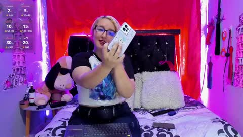 Snapshot of katieeandsharon chatting on January 29, 2:30 am SHARON KATIEE online show from January 29, 2:30 am