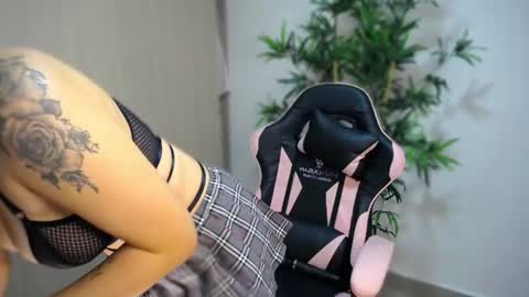 Snapshot of katiejane_ chatting on June 13, 10:57 am Katie Jane online show from June 13, 10:57 am