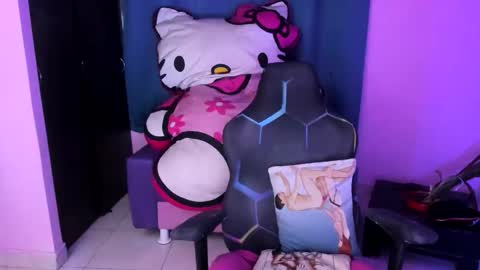 Snapshot of katiuska_doll_squirt chatting on June 6, 12:32 pm katiuska_doll_squirt online show from June 6, 12:32 pm