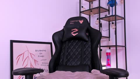 Snapshot of katrinewest chatting on January 5, 11:01 pm Katrin online show from January 5, 11:01 pm