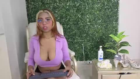 Snapshot of katy_love222 chatting on May 24, 6:57 pm katy_love222 online show from May 24, 6:57 pm