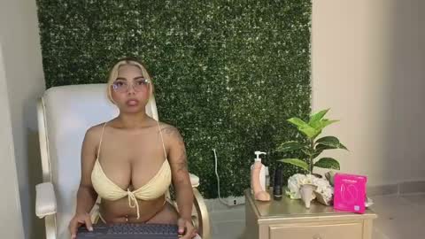 Snapshot of katy_love222 chatting on May 28, 7:55 pm katy_love222 online show from May 28, 7:55 pm