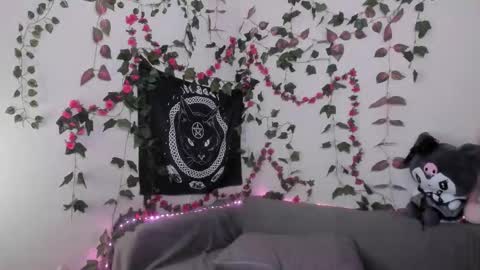 Mia online show from October 4, 7:06 am