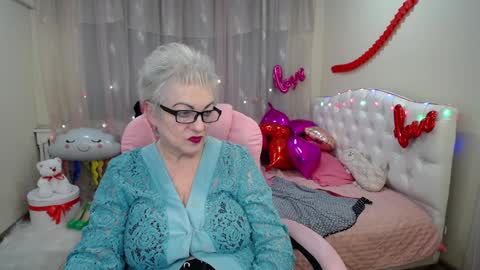 kaylesmoll online show from February 3, 5:07 am