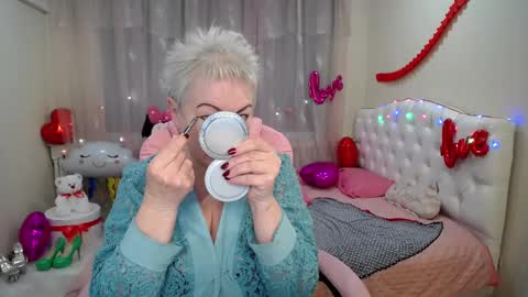 kaylesmoll online show from February 15, 6:02 am