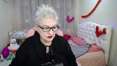 kaylesmoll online show from February 19, 3:28 am