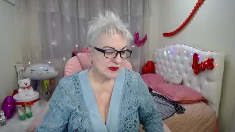 kaylesmoll online show from February 25, 7:36 pm