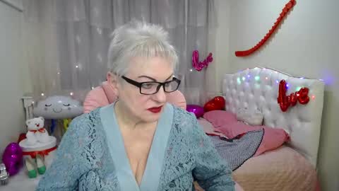 kaylesmoll online show from February 27, 1:48 am