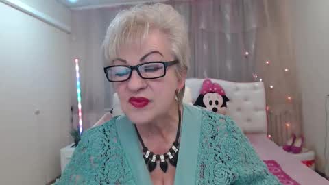 kaylesmoll online show from September 13, 6:40 pm