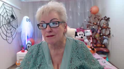 kaylesmoll online show from October 31, 7:37 pm