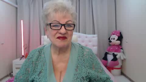 Snapshot of kaylesmoll chatting on April 24, 6:54 pm kaylesmoll online show from April 24, 6:54 pm