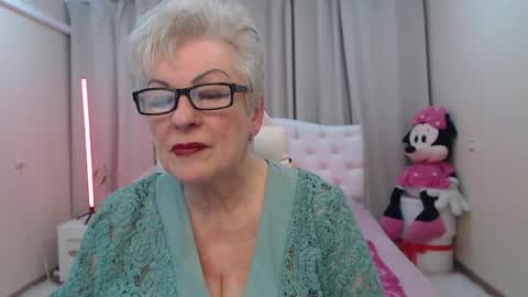 Snapshot of kaylesmoll chatting on April 28, 2:27 am kaylesmoll online show from April 28, 2:27 am