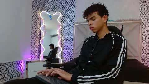 Snapshot of keahi_tay chatting on February 18, 12:56 pm keahi online show from February 18, 12:56 pm